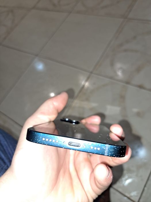 Vand iphone 13 simplu