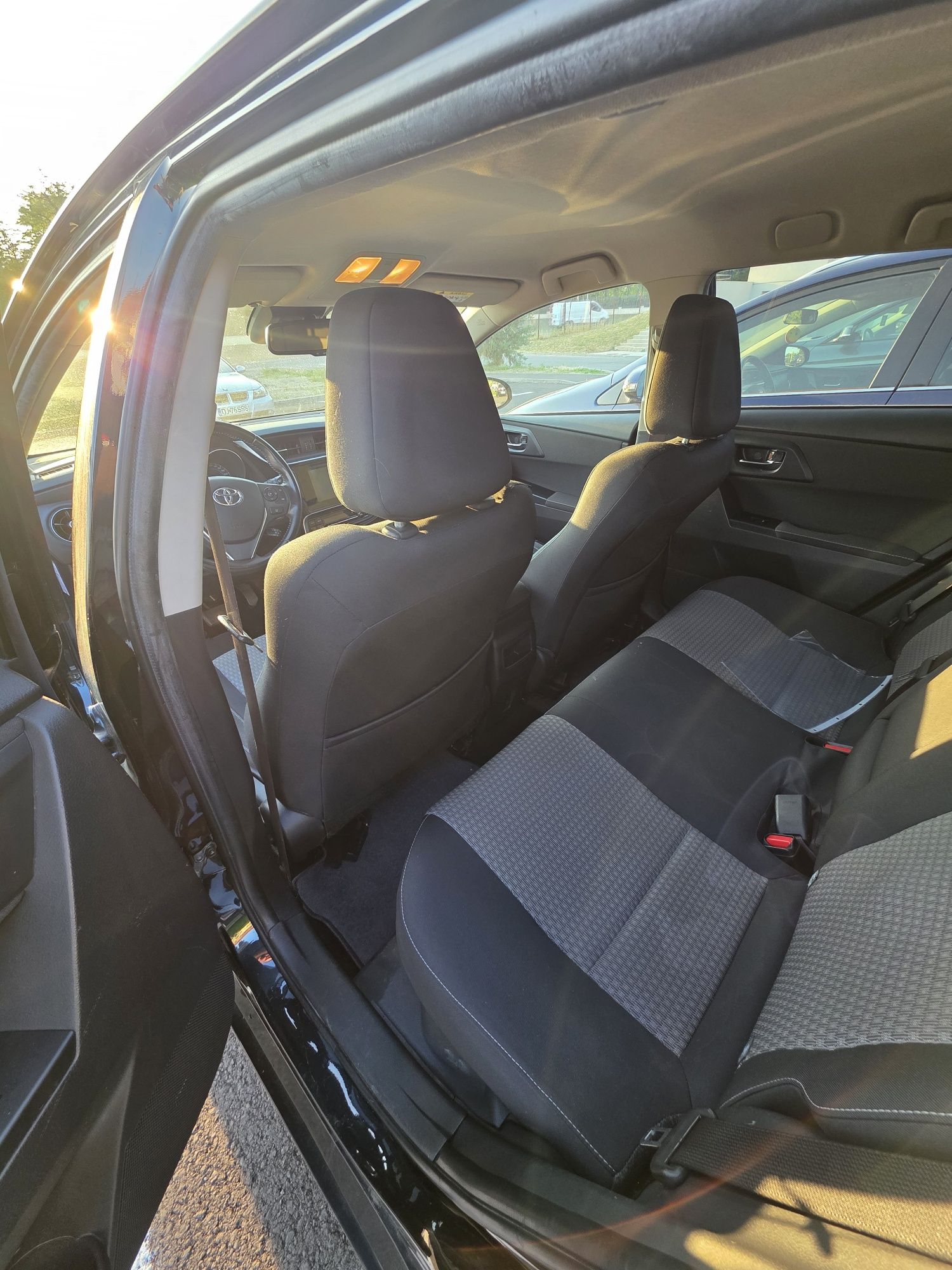 Inchiriez Toyota Auris HIBRID Bolt
