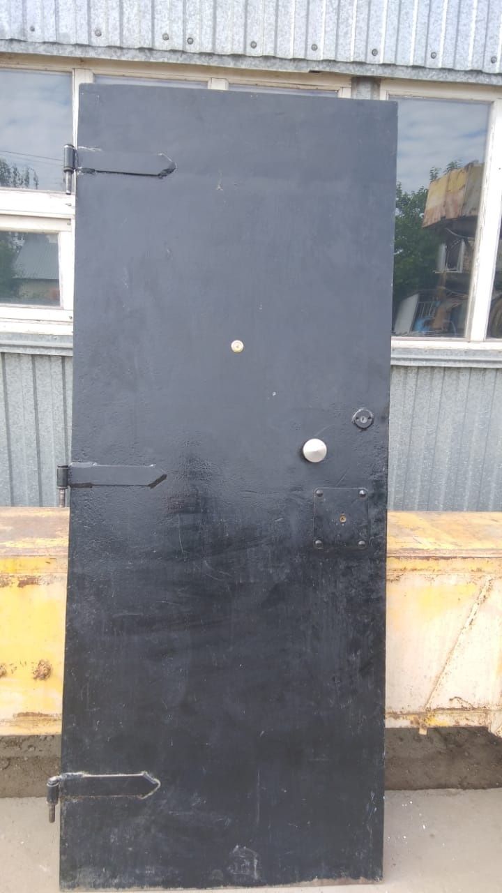 Дверь продам  дверь из металла 4мм