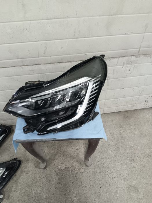 Vând far stânga Renault captur