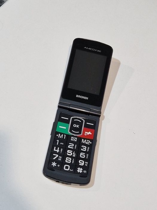 Telefon cu butoane mari și display generos,  special pentru Seniori