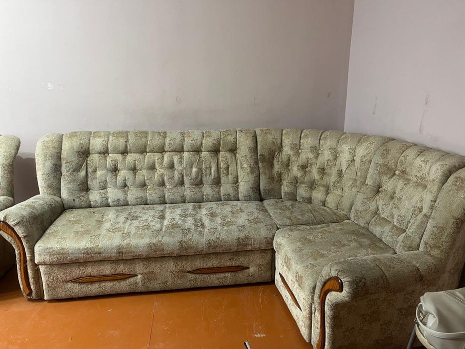 Продам угловой диван с креслом