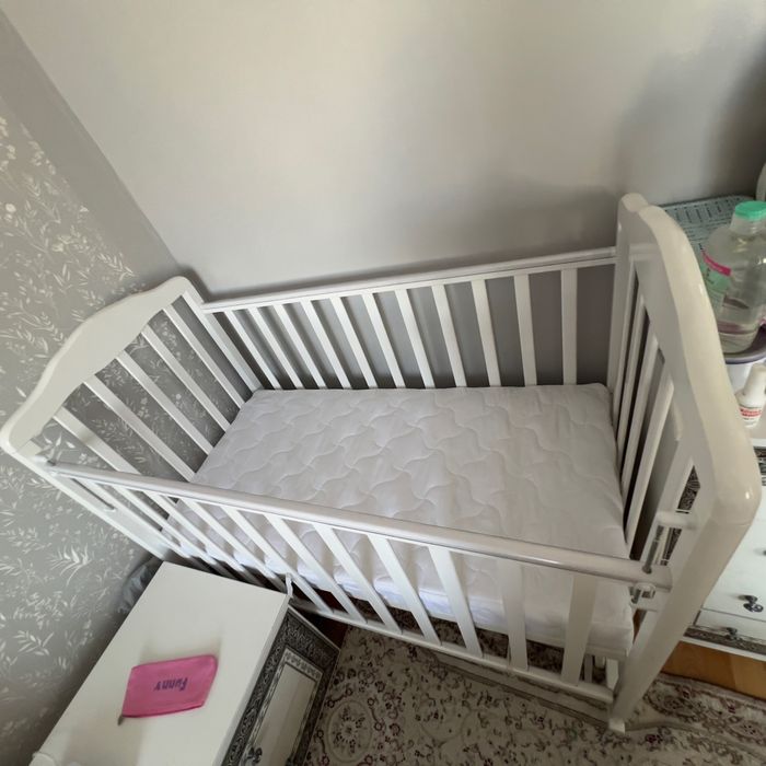 Кроватка детская с маятником