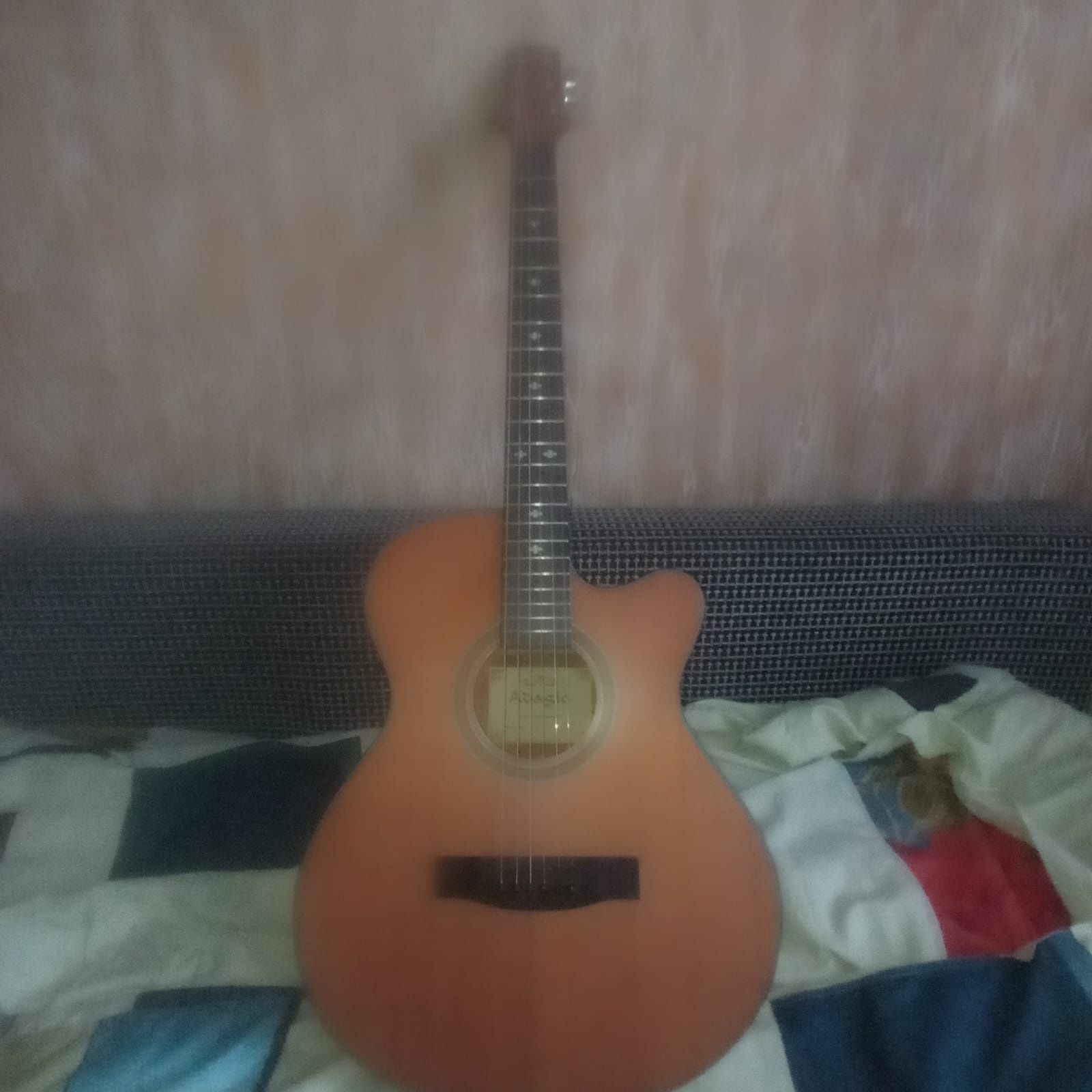 Продаю гитару с хорошем состоянии.