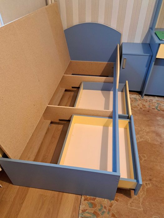 2 paturi 90x200, 2 noptiere, masa birou