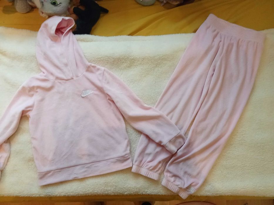 Анцунг Nike за момиче 6г.-20 лв.