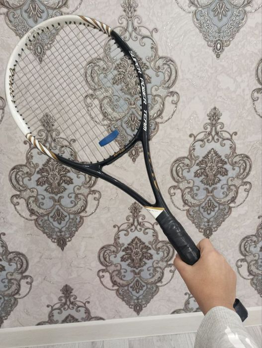 Теннисная ракетка