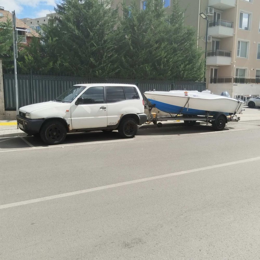 Джип и лодка с колесар