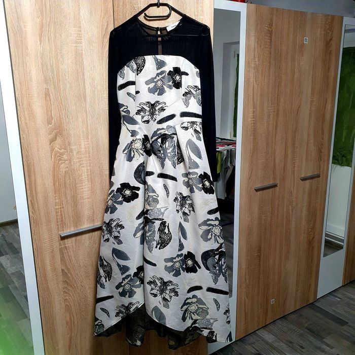 Rochie marca Heine mărimea S (36), stare impecabilă.
Preț: 250 lei