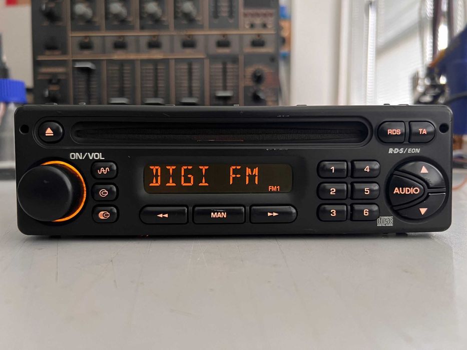 Оригинални автомобилни радио CD навигация