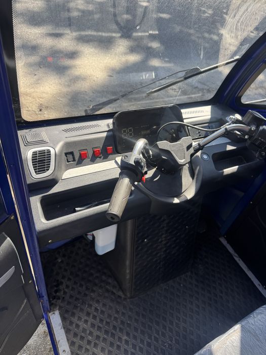 Triciclu electric cu cabină închisă