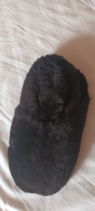 papuci de casa din piele bej si negrii