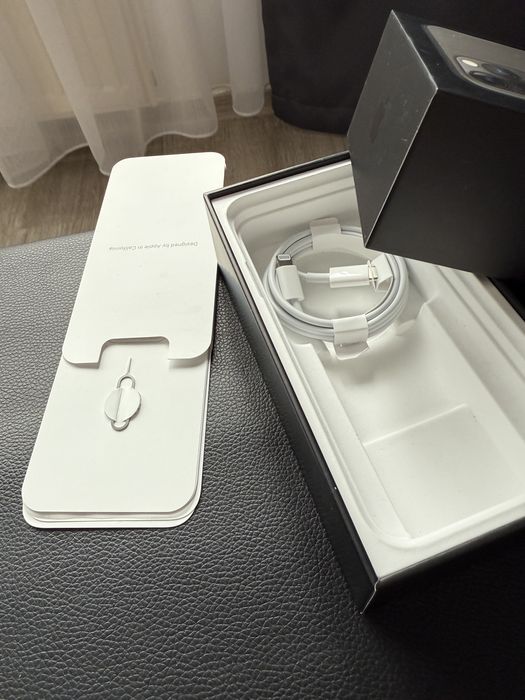 Cutie iphone 11 pro si cablu incarcare nou