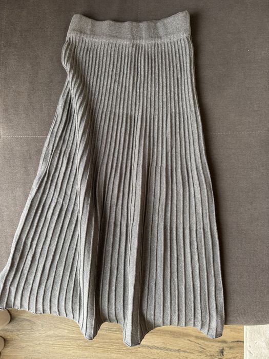 Пола плисе фино плетиво с лъскави нишки