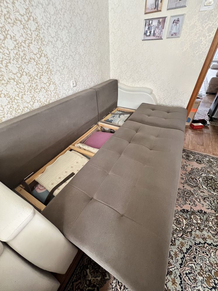 Диван с креслом для гостинной