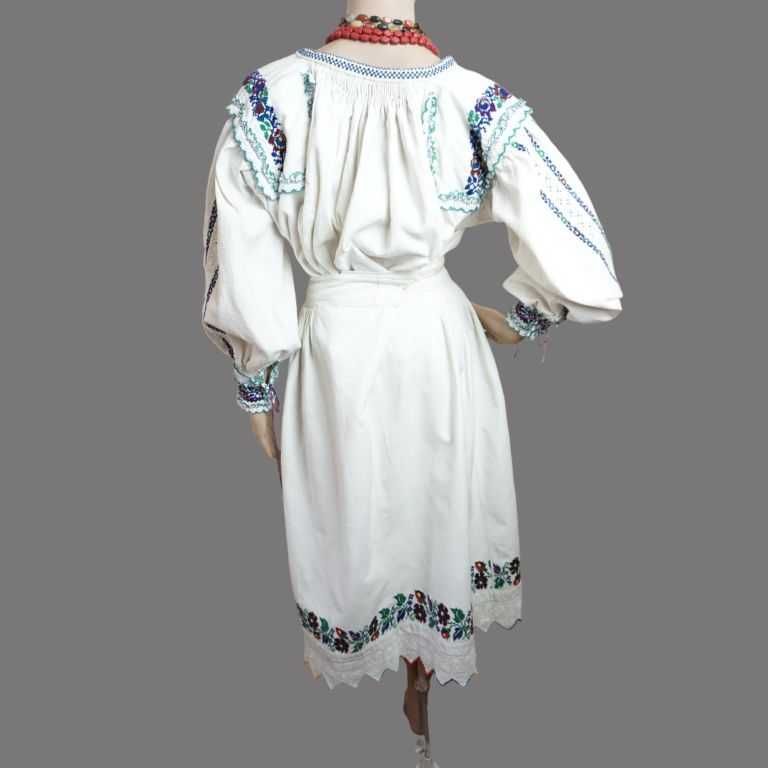 Costum popular vechi lucrat manual din Arad , masura M-L