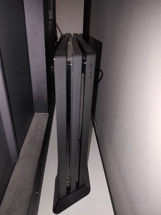 PS4 Pro, 3 gamepad-uri, 2TB SSD, 2 paduri incarcare, repasted, curățat