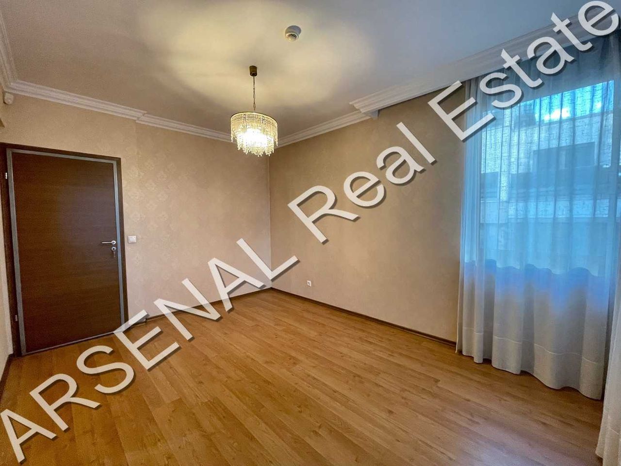 Дава се под наем Четиристаен апартамент в София, Изток - 149 кв.м за 1300 € - Снимка #3