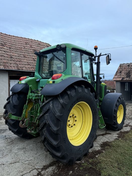 John Deere  6820