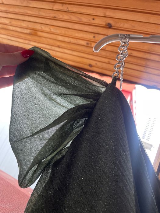 Сватбена рокля тъмно зелена и блестяща и ефектна с падащи рамене