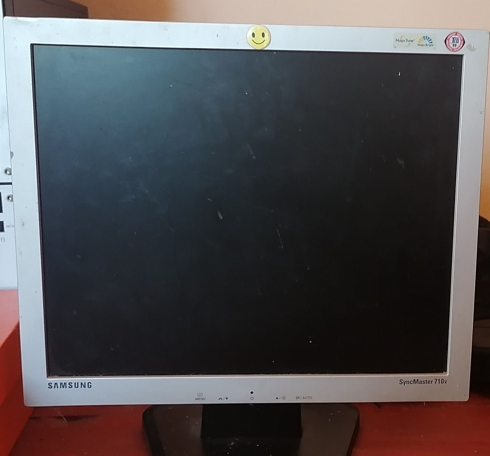 Vând MONITOR LCD  Samsung syncmaster 710v.