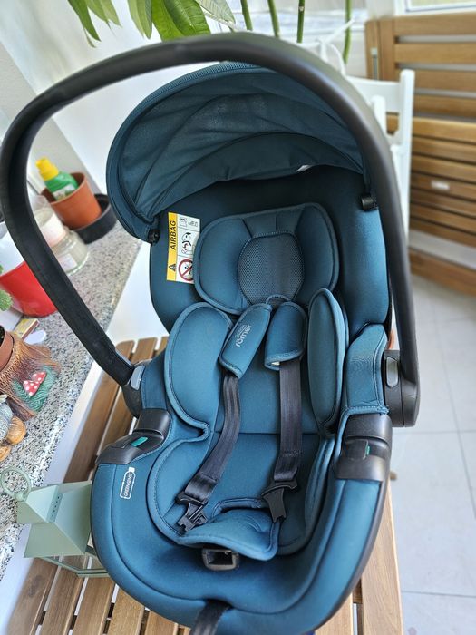 Vând scoica auto pentru bebe Britax Romer