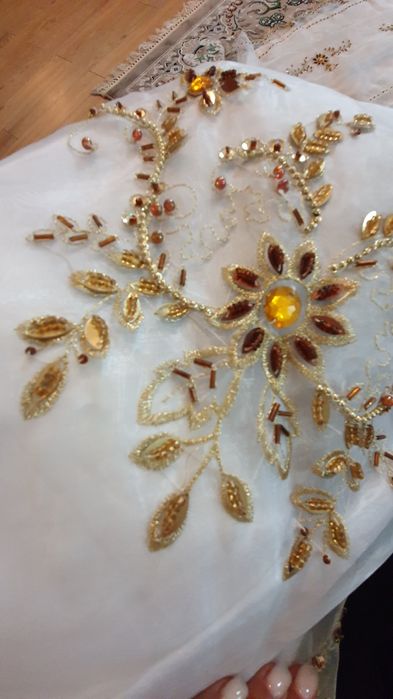 Продам новую скатерть органза с подкладка, с пайетками и камнями.