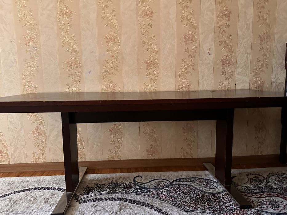 Yongoq daraxtidan qlngan stol jurnalniy