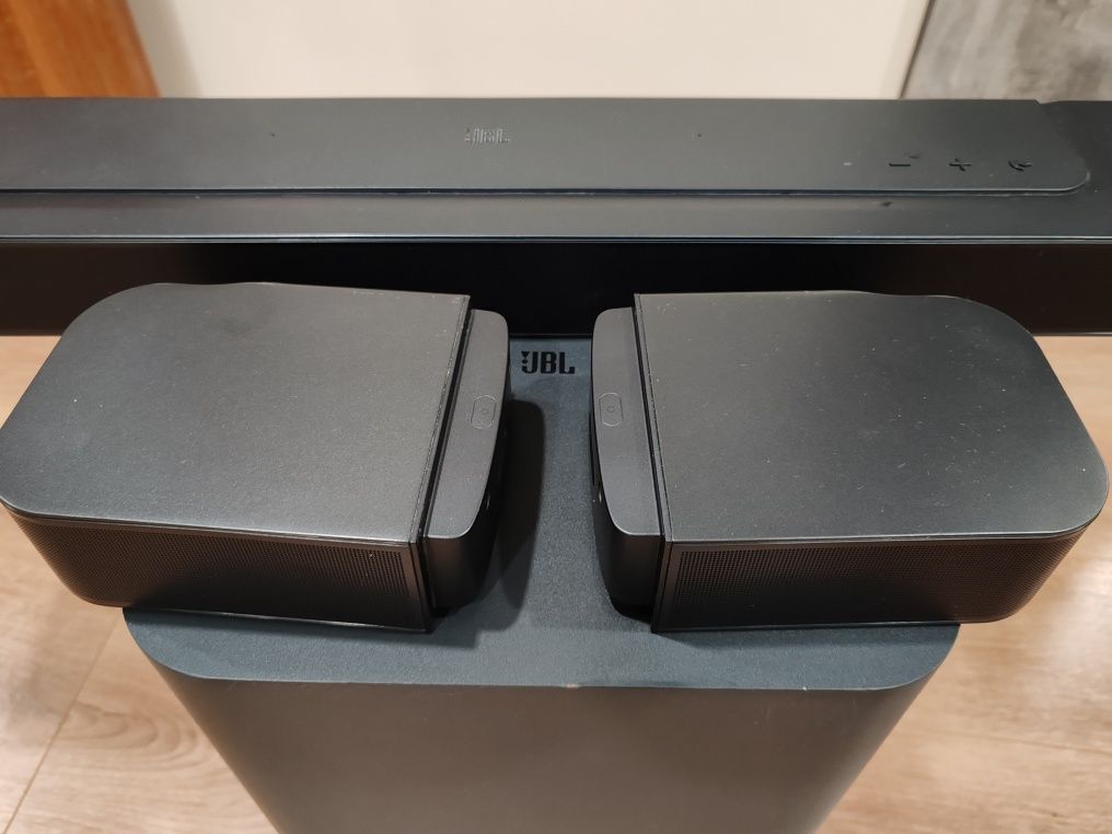 JBL Bar 800 с Dolby Atmos, Безжични съраунд говорители и Субуфер. 
JBL