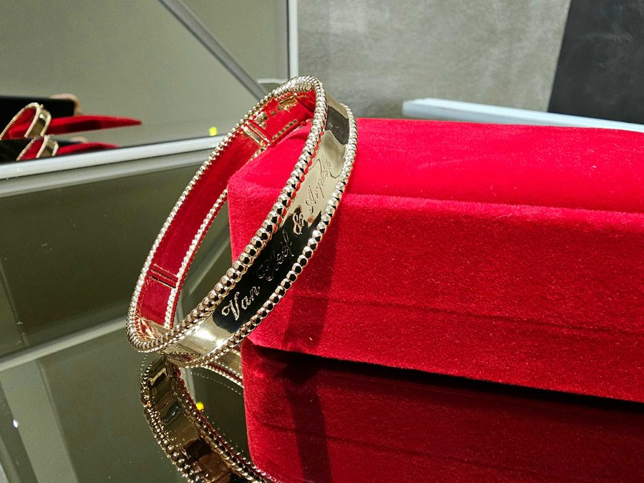 Van Cleef & Arpels VCA Rose Gold Perlée Signature Дамска Гривна