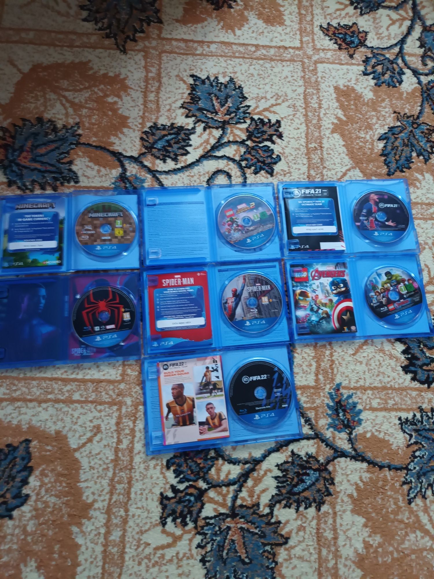 Vând: PlayStation 4 pro + cablu de încărcare + 7 jocuri + 2 manete.