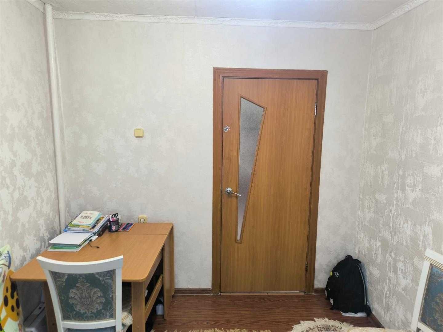 Продаю 4 ком квартиру в 6 мкр( р-н 6 школы)