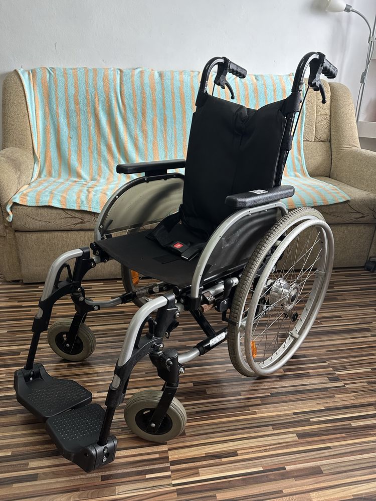 Căruț scaun rulant medical bătrâni handicap (ca nou)