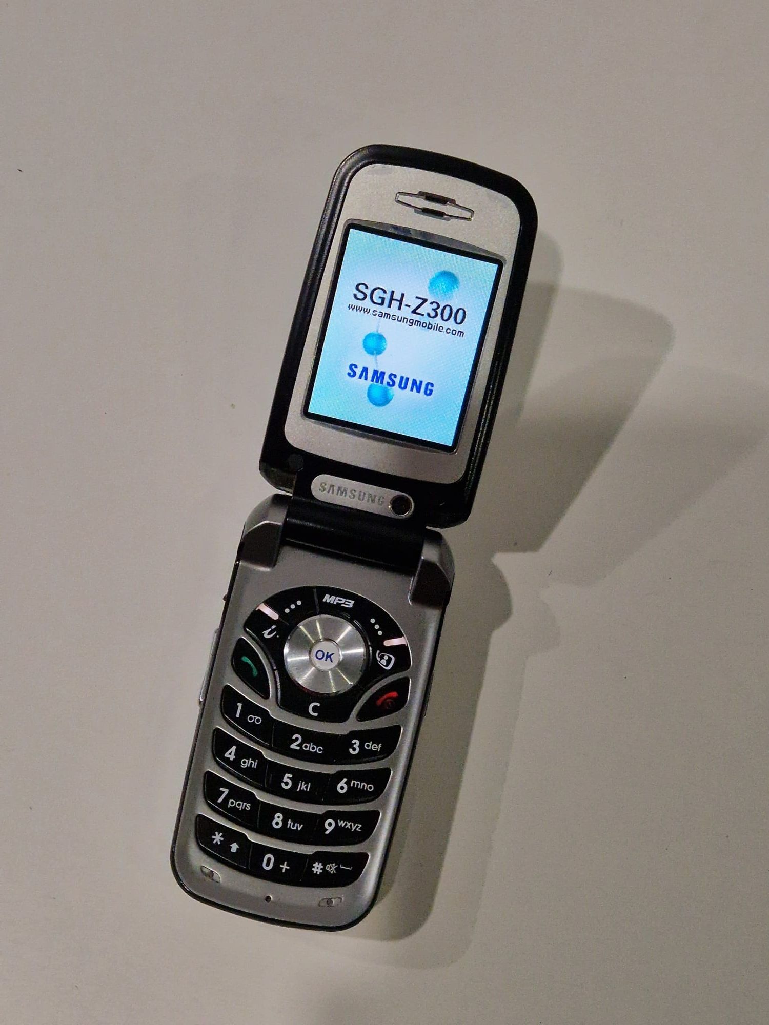 Telefon SGH-Z300 cu clapeta cu încărcător original