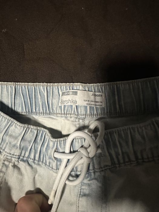 Blugi pantaloni scruti Bershka barbati M cu snur