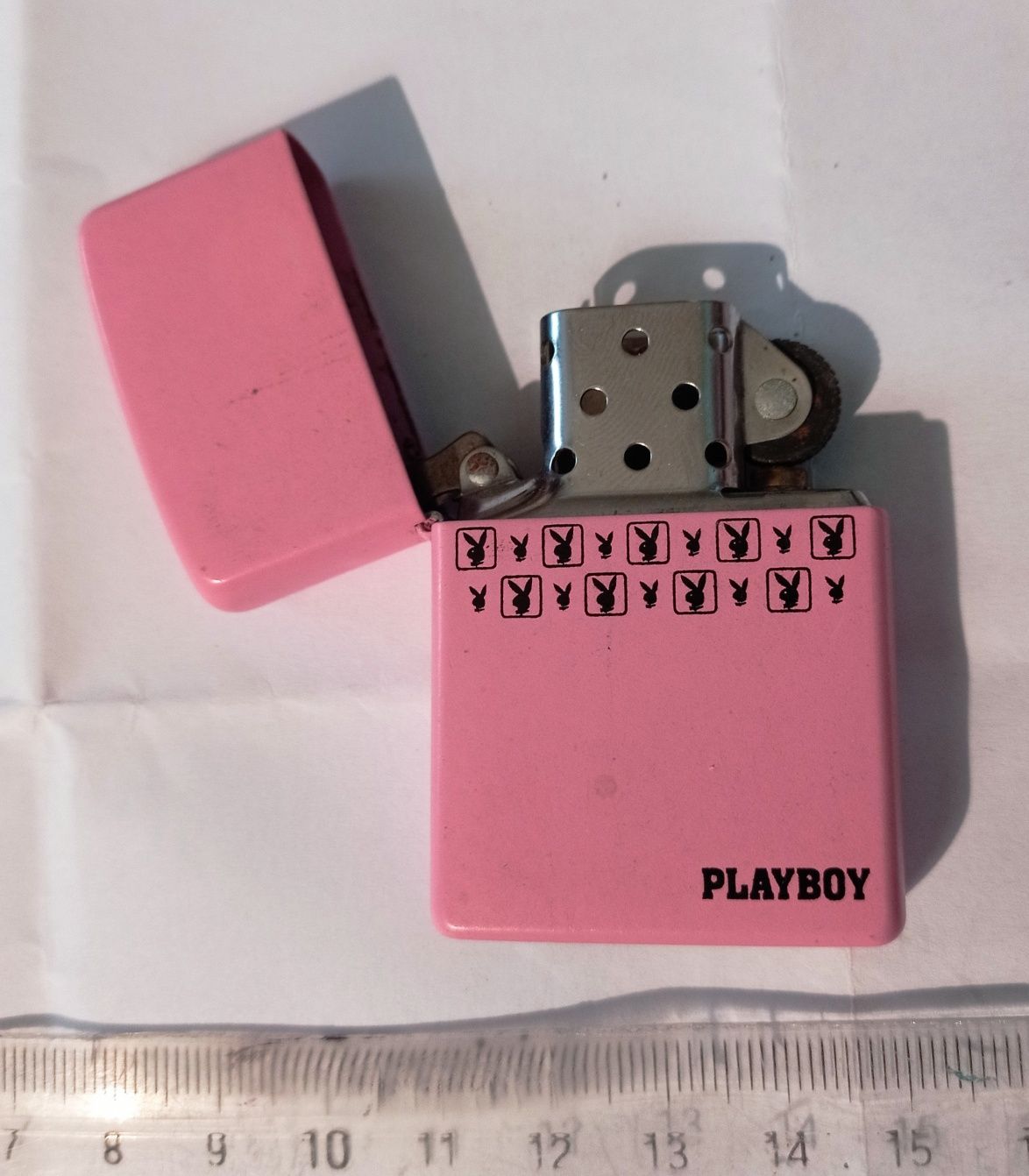 Vând sau schimb 2 brichete Zippo:Playboy 2008/Winston 2007,nefolosite.