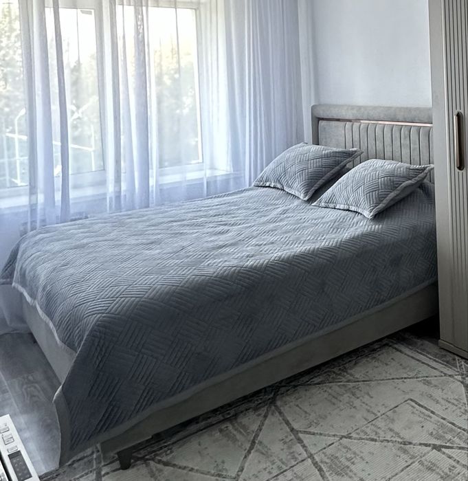 Двуспальная кровать как новая+высоким матрасом! Две тумбы, комод