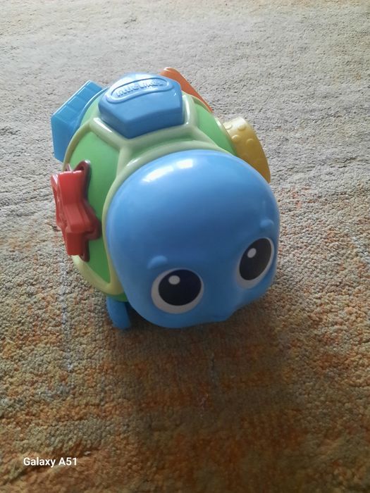 Vând broscuta Little Tikes Crawl & Pop