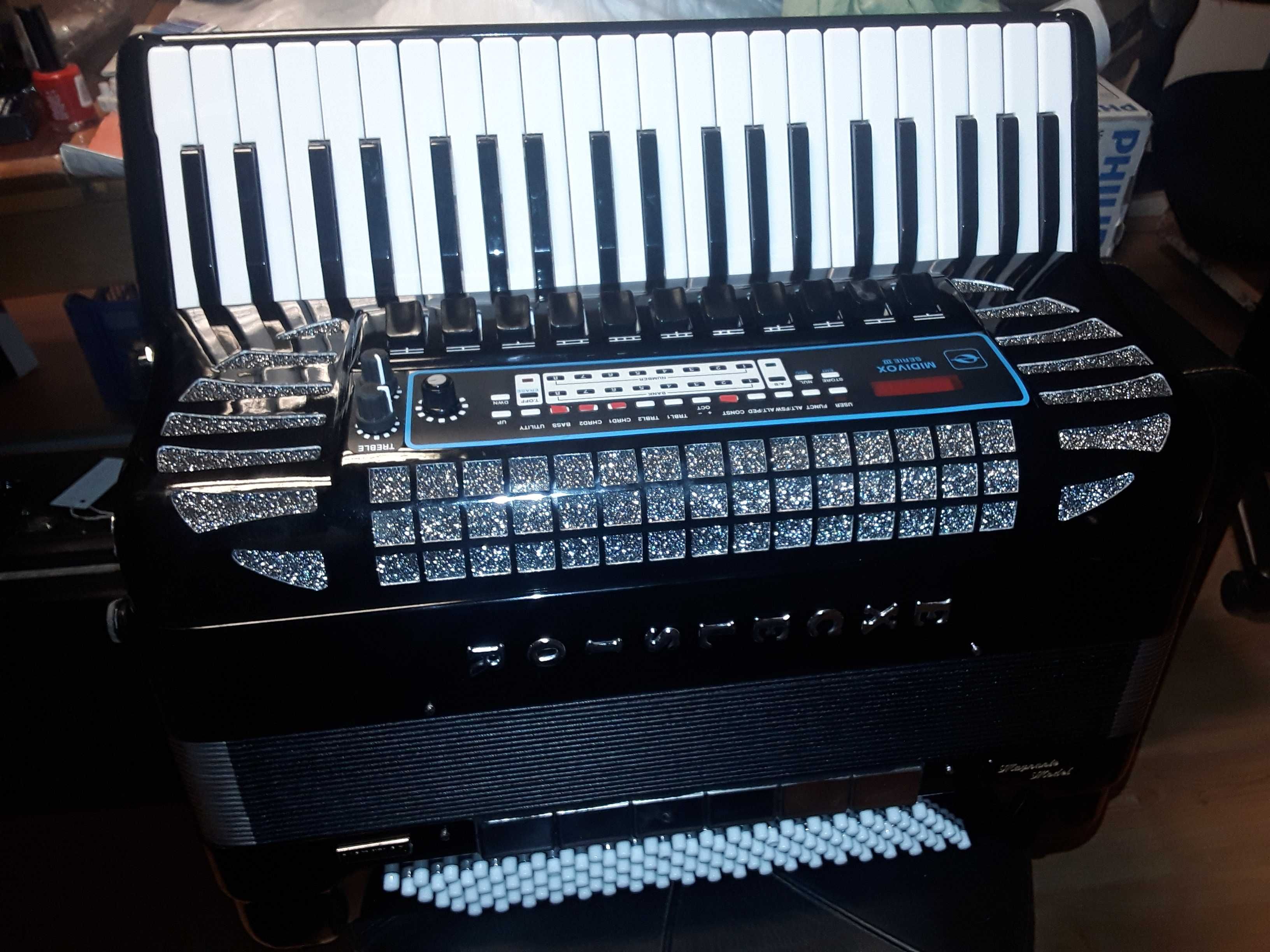 Vand sau schimb acordeon bugari armando, cabina 2+2, ca și gola!