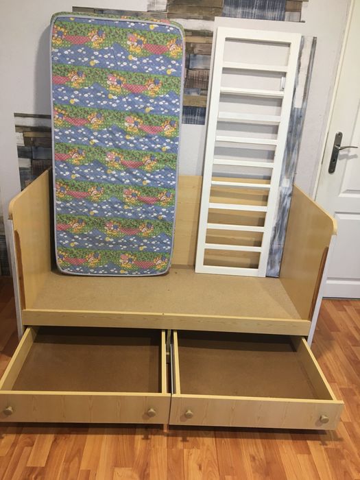 Детско легло с предпазна решетка, използвано