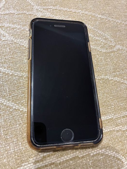 Продавам IPhone 8