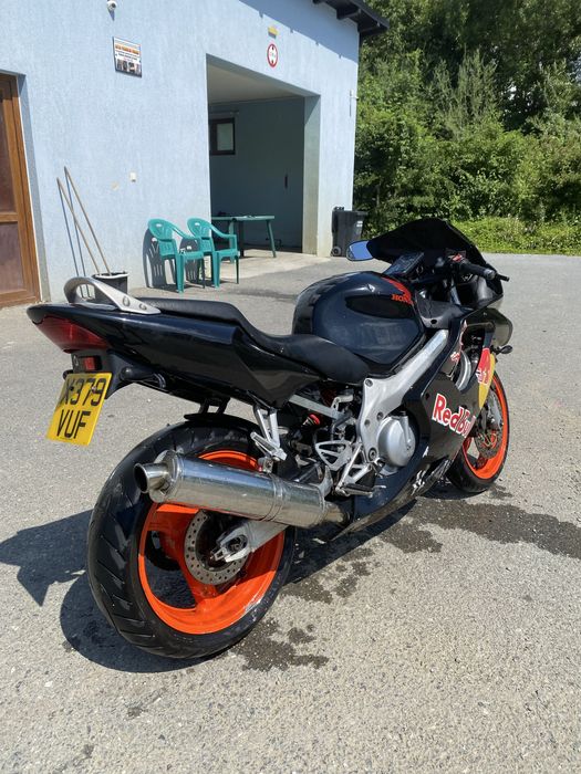 Vand sau schimb cu masina sau gip plus diferentă honda cbr600 f4 2000