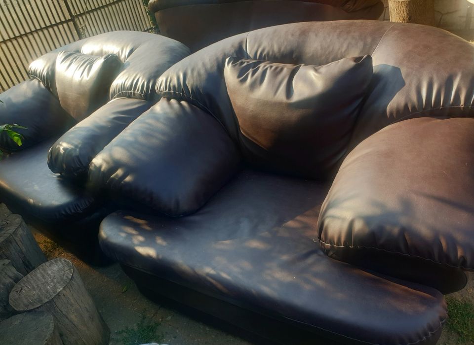 Vând urgent canapea și fotolii piele