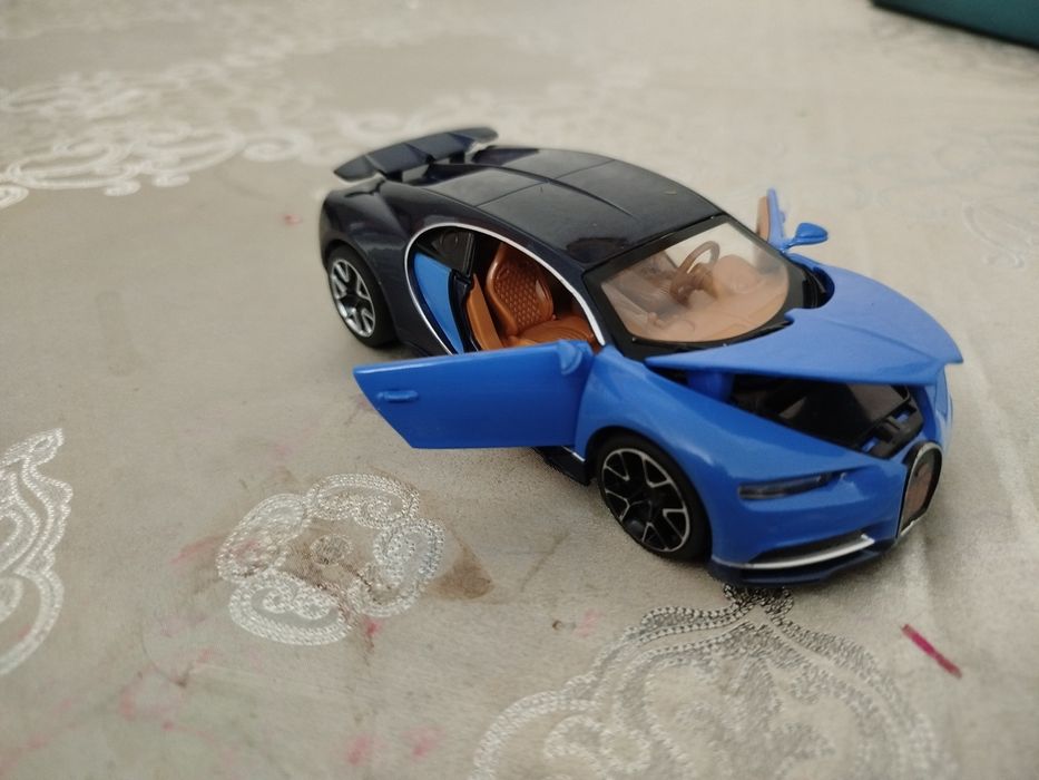 Игрушечная машинка