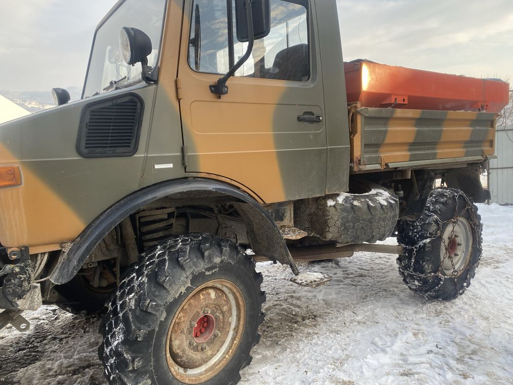 Mercedes Unimog U1000 lamă de zapadă și sărăriță