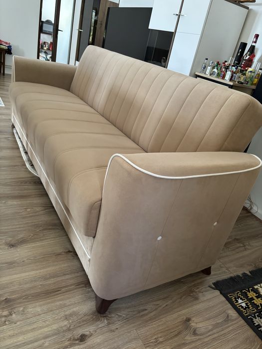 Vand canapea extensibila,este aproape noua