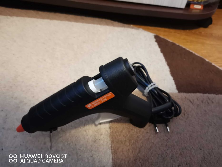 pistol lipit cu tub de silicon