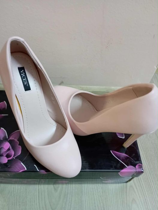 Обувки на висок ток