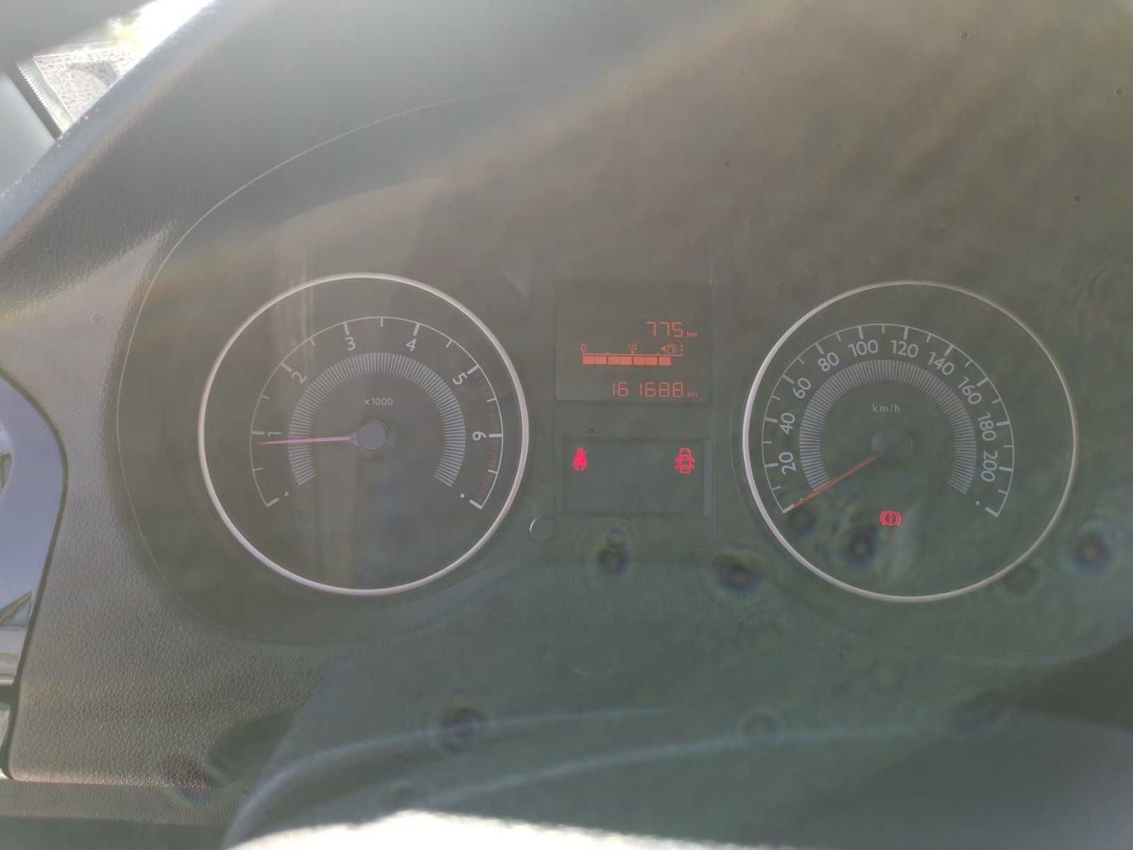 Продавам Пежо 301