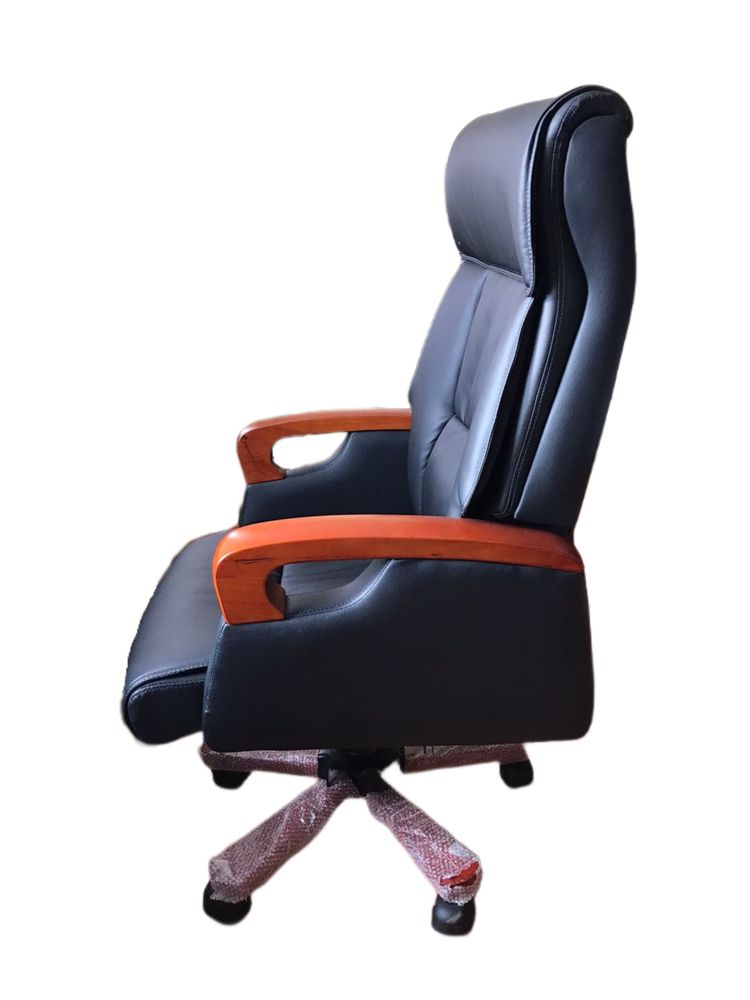 Кресло офисное новое, в наличии 10шт- черного и 5 шт коричн.